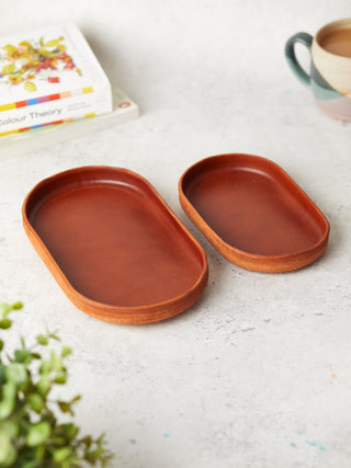 Handcrafted leather valet trays in two different sizes, perfect for organising keys, jewellery, and everyday essentials. Stylish and practical home accessories