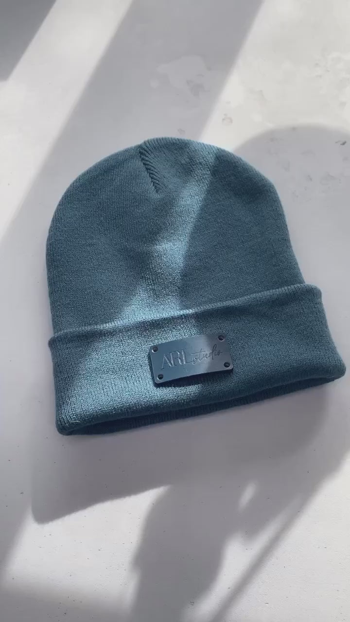 A short video showing off the different beanie colours with various labels.